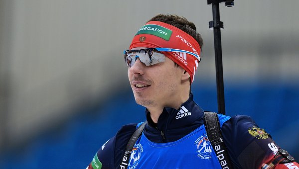 Евгений Устюгов (Россия) перед началом гонки с масс-старта в соревнованиях среди мужчин на Гонке чемпионов 2014 по биатлону в спорткомплексе Олимпийский. архивное фото
